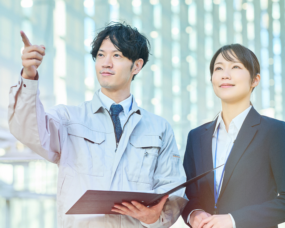 空調資材事業部のスタッフが空調設備を点検している様子