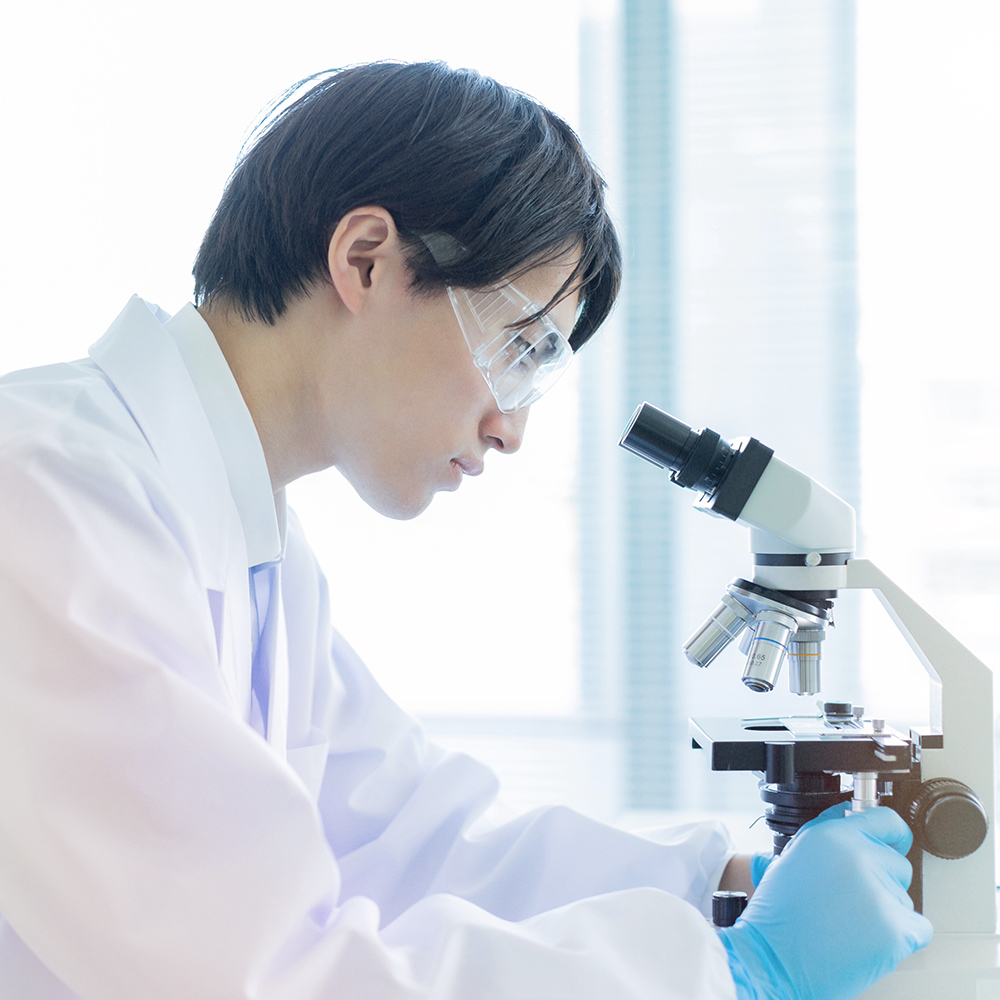 空調設備のメンテナンスを行うヤマトヨ産業のスタッフ