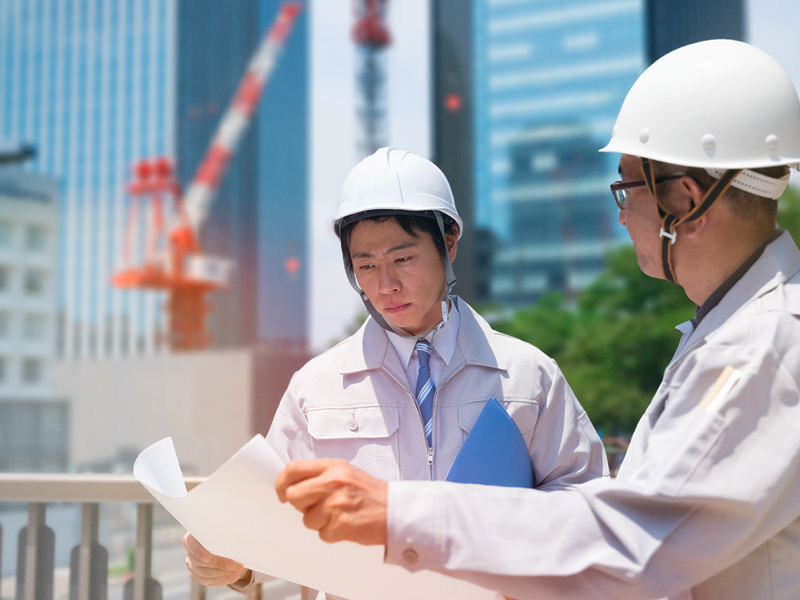 建物の空調計画を確認する設計担当