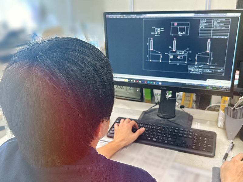 環境改善装置の設計図を確認する技術者