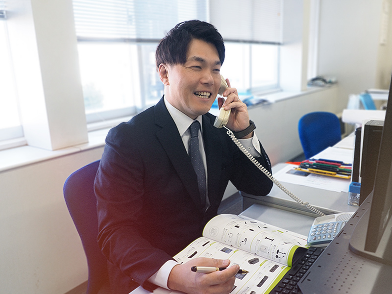 イベントレイアウトを提案するスタッフ